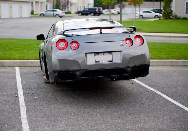 Illustration for article titled Even Nissan GT-R's Get Their Wheels Stolen